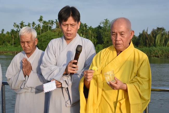 The rite of burial in water and freeing creatures in Ba Lua port, Hoc Mon