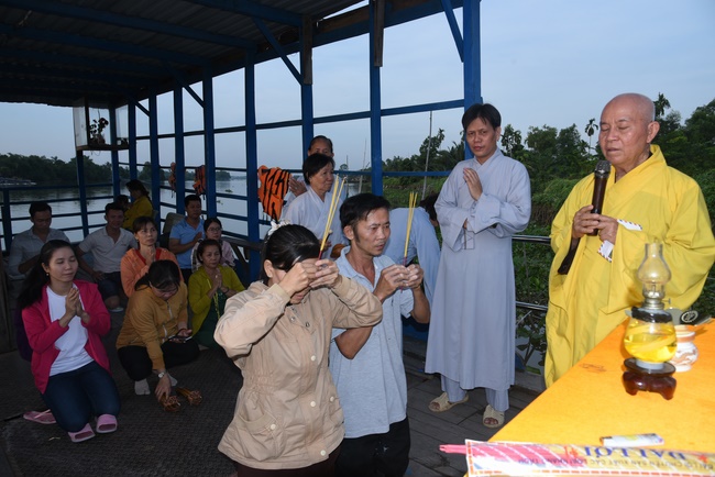 The rite of burial in water and freeing creatures in Ba Lua port, Hoc Mon