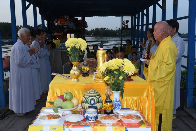 The rite of burial in water and freeing creatures in Ba Lua port, Hoc Mon