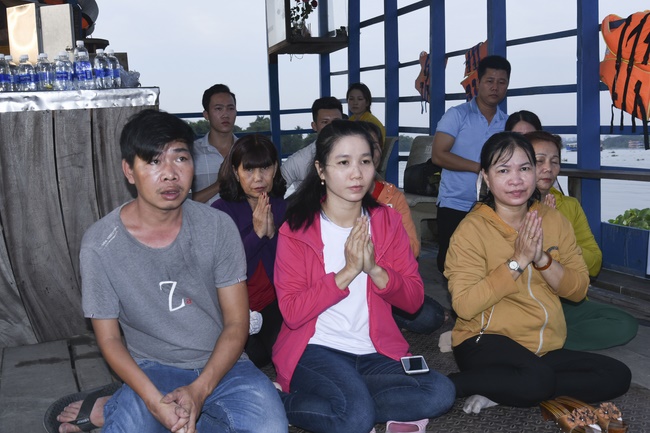 The rite of burial in water and freeing creatures in Ba Lua port, Hoc Mon