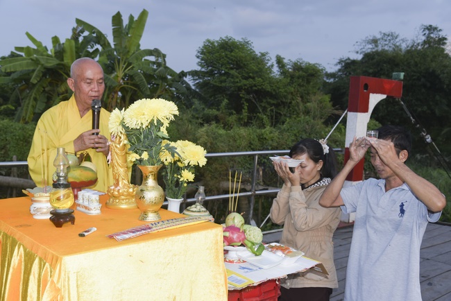 The rite of burial in water and freeing creatures in Ba Lua port, Hoc Mon