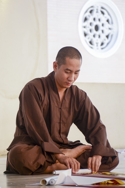 Công tác chuẩn bị đêm hoa đăng kỷ niệm đức Phật A-di-đà (phần 1)