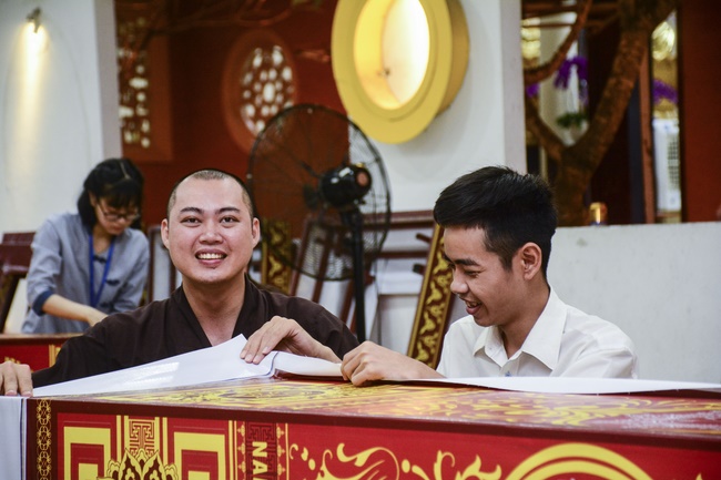 Công tác chuẩn bị đêm hoa đăng kỷ niệm đức Phật A-di-đà (phần 1)