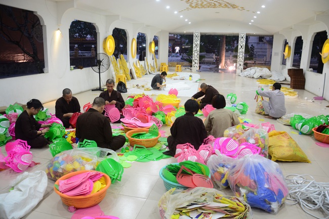 Công tác chuẩn bị đêm hoa đăng kỷ niệm đức Phật A-di-đà (phần 1)