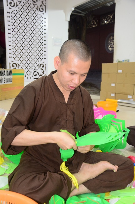 Công tác chuẩn bị đêm hoa đăng kỷ niệm đức Phật A-di-đà (phần 1)