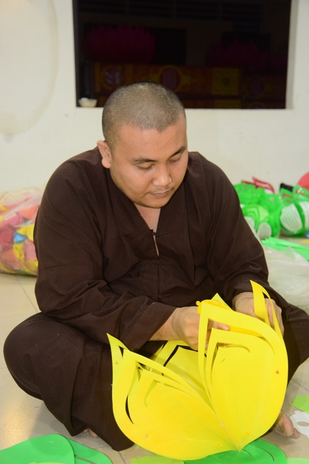 Công tác chuẩn bị đêm hoa đăng kỷ niệm đức Phật A-di-đà (phần 1)