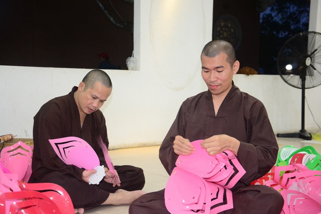 Công tác chuẩn bị đêm hoa đăng kỷ niệm đức Phật A-di-đà (phần 1)