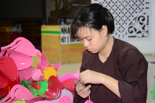 Công tác chuẩn bị đêm hoa đăng kỷ niệm đức Phật A-di-đà (phần 1)