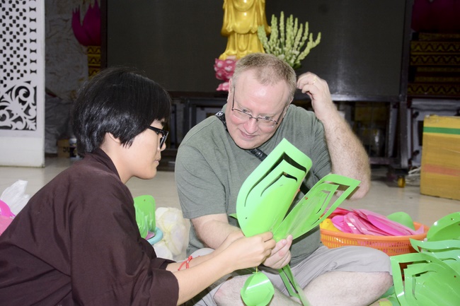 Công tác chuẩn bị đêm hoa đăng kỷ niệm đức Phật A-di-đà (phần 1)