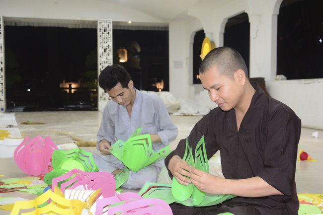 Công tác chuẩn bị đêm hoa đăng kỷ niệm đức Phật A-di-đà (phần 1)