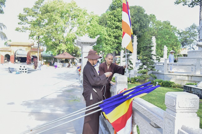 Công tác chuẩn bị đêm hoa đăng kỷ niệm đức Phật A-di-đà (phần 1)