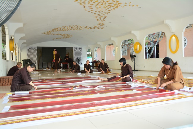 Công tác chuẩn bị đêm hoa đăng kỷ niệm đức Phật A-di-đà (phần 1)