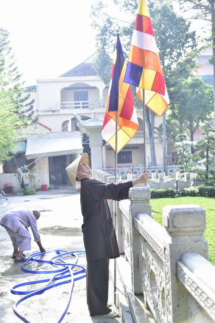 Công tác chuẩn bị đêm hoa đăng kỷ niệm đức Phật A-di-đà (phần 1)