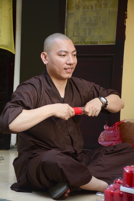 Công tác chuẩn bị đêm hoa đăng kỷ niệm đức Phật A-di-đà (phần 1)