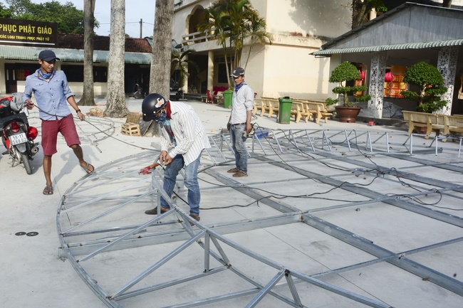 Công tác chuẩn bị đêm hoa đăng kỷ niệm đức Phật A-di-đà (phần 1)