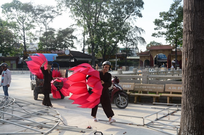 Công tác chuẩn bị đêm hoa đăng kỷ niệm đức Phật A-di-đà (phần 1)