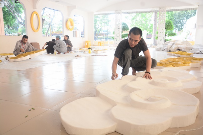 Công tác chuẩn bị đêm hoa đăng kỷ niệm đức Phật A-di-đà (phần 1)