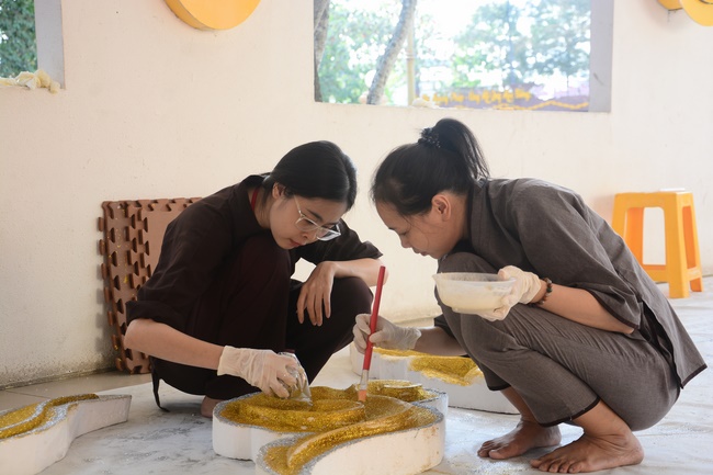 Công tác chuẩn bị đêm hoa đăng kỷ niệm đức Phật A-di-đà (phần 1)