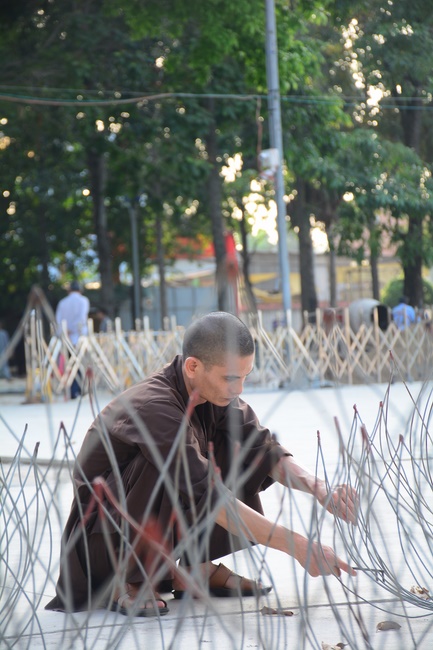 Công tác chuẩn bị đêm hoa đăng kỷ niệm đức Phật A-di-đà (phần 1)