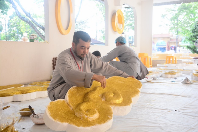 Công tác chuẩn bị đêm hoa đăng kỷ niệm đức Phật A-di-đà (phần 1)