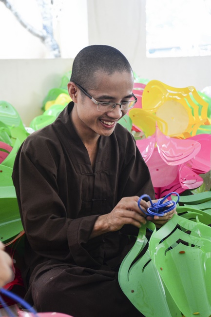 Công tác chuẩn bị đêm hoa đăng kỷ niệm đức Phật A-di-đà (phần 1)