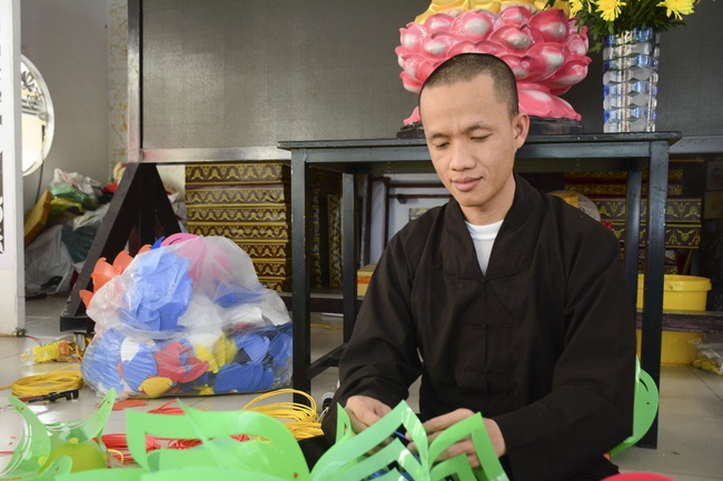 Công tác chuẩn bị đêm hoa đăng kỷ niệm đức Phật A-di-đà (phần 1)