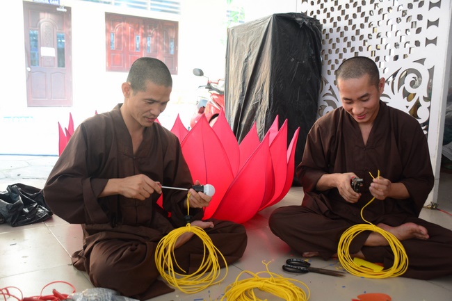 Công tác chuẩn bị đêm hoa đăng kỷ niệm đức Phật A-di-đà (phần 1)