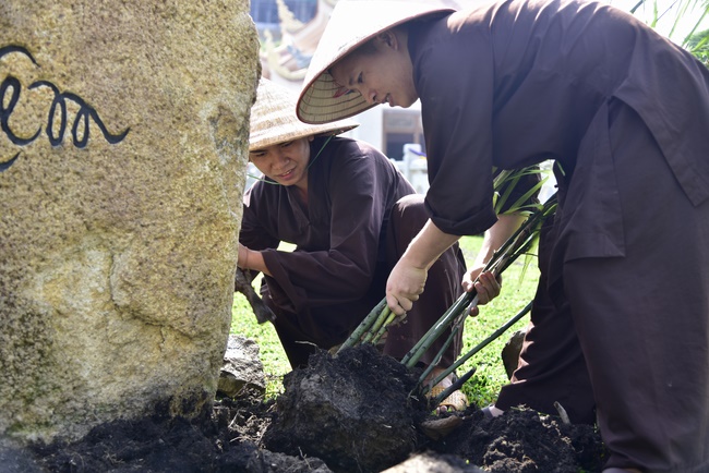 Công tác chuẩn bị đêm hoa đăng kỷ niệm đức Phật A-di-đà (phần 1)