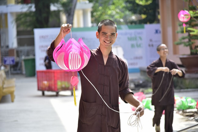 Công tác chuẩn bị đêm hoa đăng kỷ niệm đức Phật A-di-đà (phần 1)