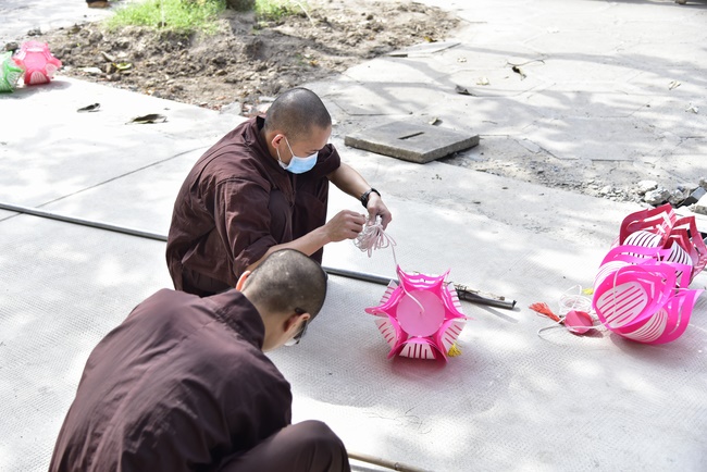 Công tác chuẩn bị đêm hoa đăng kỷ niệm đức Phật A-di-đà (phần 1)