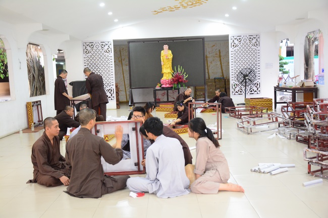 Công tác chuẩn bị đêm hoa đăng kỷ niệm đức Phật A-di-đà (phần 1)