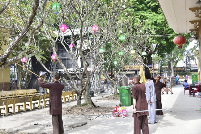 Công tác chuẩn bị đêm hoa đăng kỷ niệm đức Phật A-di-đà (phần 1)