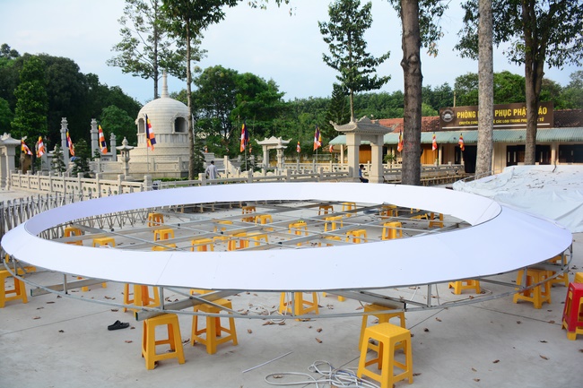 Công tác chuẩn bị đêm hoa đăng kỷ niệm đức Phật A-di-đà (phần 1)