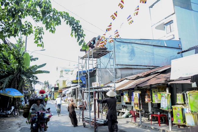 Công tác chuẩn bị đêm hoa đăng kỷ niệm đức Phật A-di-đà (phần 1)