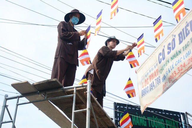 Công tác chuẩn bị đêm hoa đăng kỷ niệm đức Phật A-di-đà (phần 1)