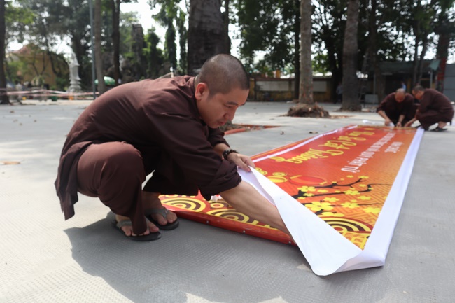 Công tác chuẩn bị đêm hoa đăng kỷ niệm đức Phật A-di-đà (phần 1)