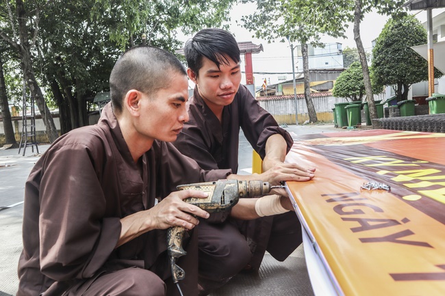 Công tác chuẩn bị đêm hoa đăng kỷ niệm đức Phật A-di-đà (phần 1)