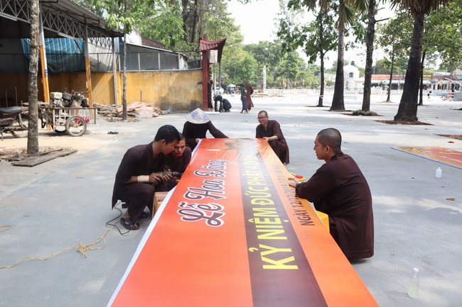 Công tác chuẩn bị đêm hoa đăng kỷ niệm đức Phật A-di-đà (phần 1)