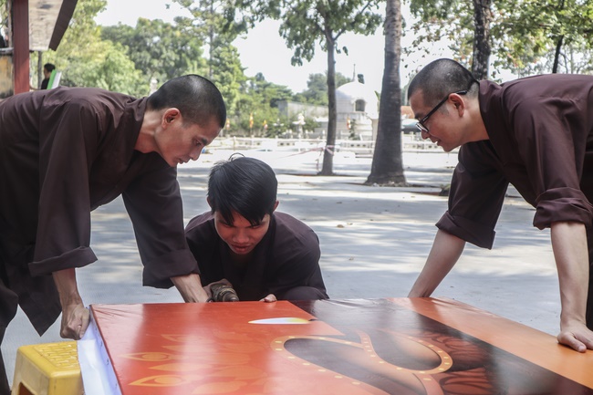 Công tác chuẩn bị đêm hoa đăng kỷ niệm đức Phật A-di-đà (phần 1)