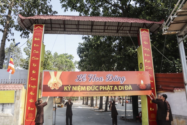 Công tác chuẩn bị đêm hoa đăng kỷ niệm đức Phật A-di-đà (phần 1)