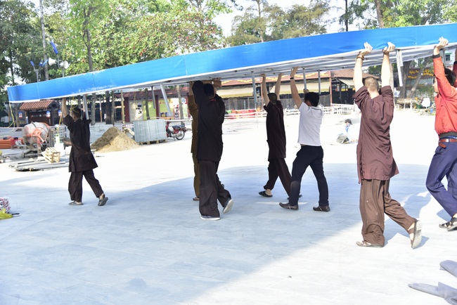 Công tác chuẩn bị đêm hoa đăng kỷ niệm đức Phật A-di-đà (phần 1)