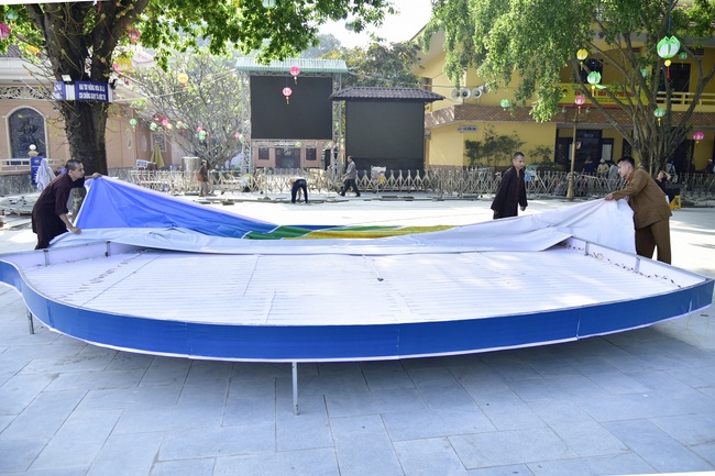 Công tác chuẩn bị đêm hoa đăng kỷ niệm đức Phật A-di-đà (phần 1)