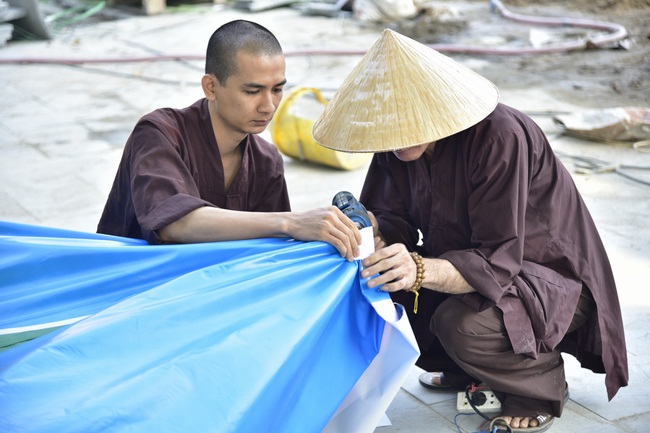 Công tác chuẩn bị đêm hoa đăng kỷ niệm đức Phật A-di-đà (phần 1)
