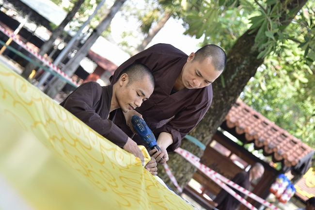 Công tác chuẩn bị đêm hoa đăng kỷ niệm đức Phật A-di-đà (phần 1)