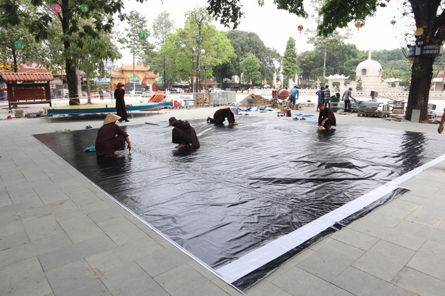 Công tác chuẩn bị đêm hoa đăng kỷ niệm đức Phật A-di-đà (phần 1)