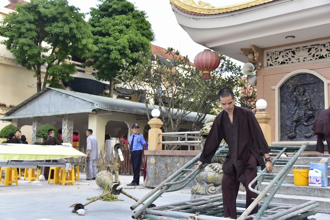 Công tác chuẩn bị đêm hoa đăng kỷ niệm đức Phật A-di-đà (phần 1)