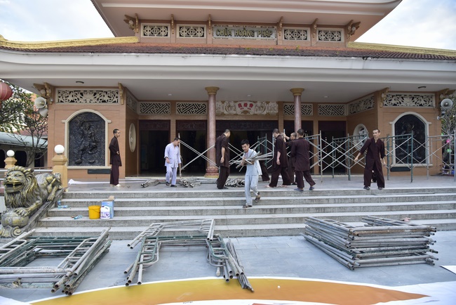 Công tác chuẩn bị đêm hoa đăng kỷ niệm đức Phật A-di-đà (phần 1)