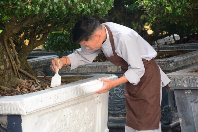 Công tác chuẩn bị đêm hoa đăng kỷ niệm đức Phật A-di-đà (phần 1)