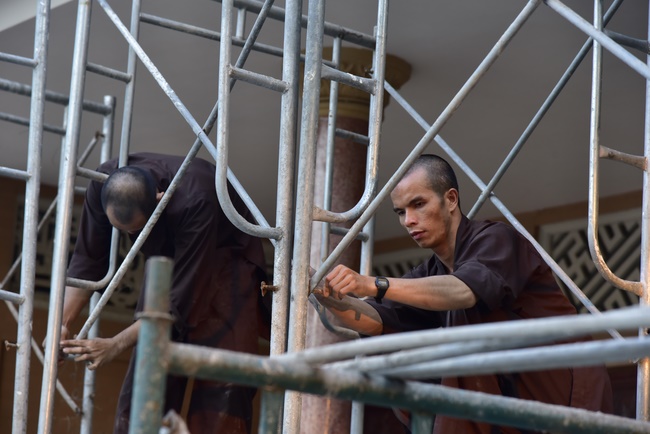 Công tác chuẩn bị đêm hoa đăng kỷ niệm đức Phật A-di-đà (phần 1)