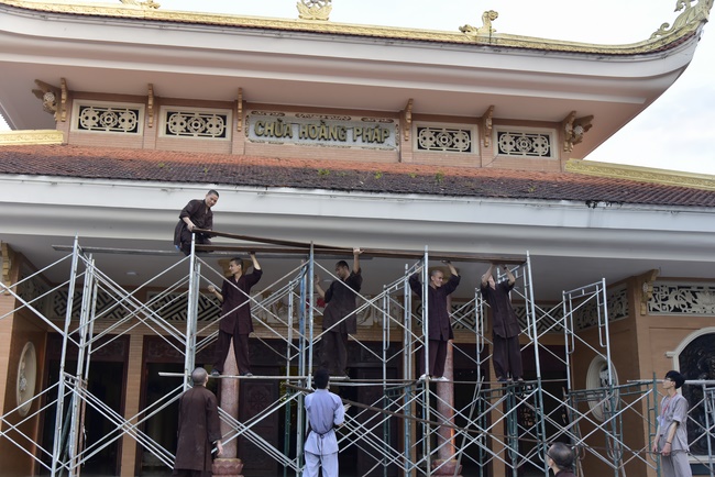 Công tác chuẩn bị đêm hoa đăng kỷ niệm đức Phật A-di-đà (phần 1)